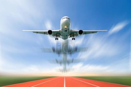 客运飞机从跑道对美丽的天空,概念飞机运输和旅游业务产业起飞 下载样